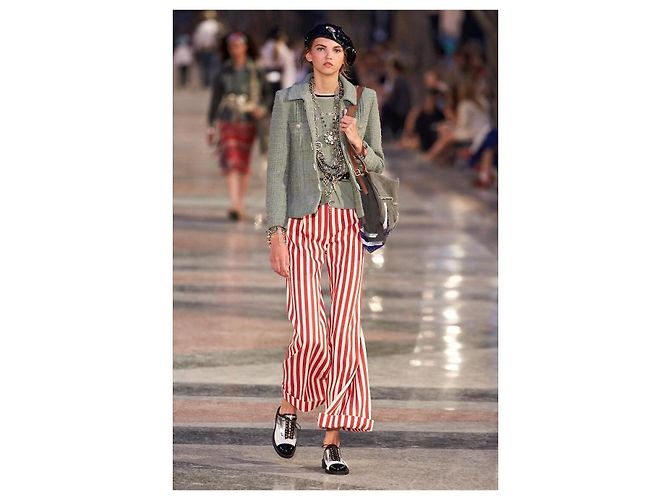 Pantalones de pierna ancha a rayas rojas Chanel Resort 2017 - vista 2