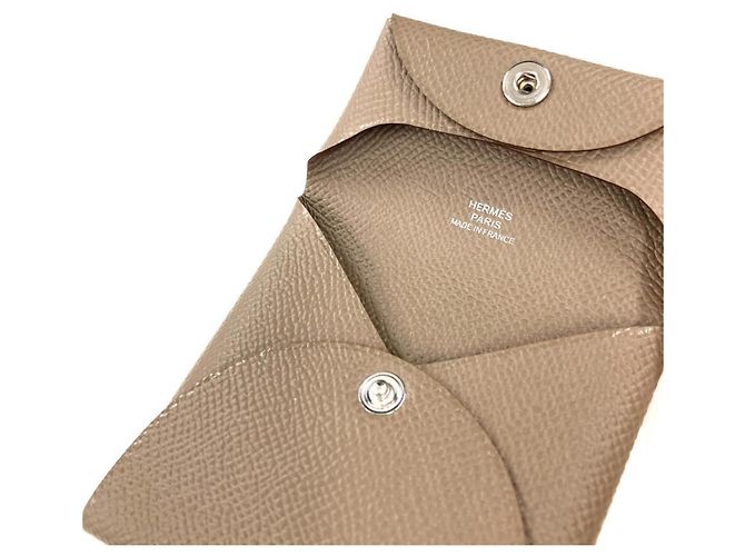 Hermès Monedero Hermes Bastia en cuero Epsom Castaño Gris pardo - vista 4