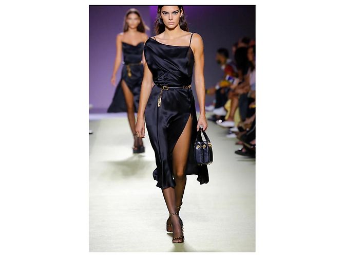 Versace SS19 Schwarzes Seidensatin-Doppelasymmetrisches Kleid - Ansicht 2