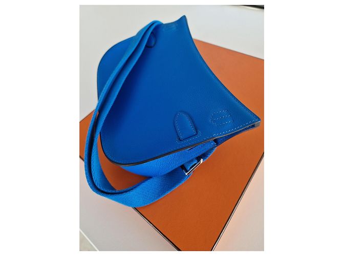 Hermès Jypsiere Mini in pelle Evercolor blu - vista 2