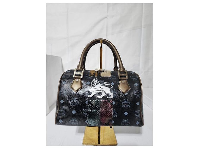 Bolsa MCM Visetos Lion Princess Boston Preto/Cinza/Dourado - vista 2