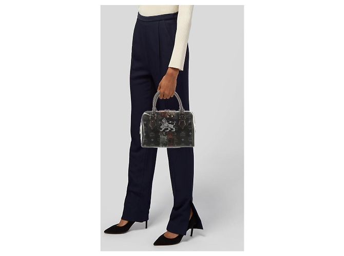 Bolsa MCM Visetos Lion Princess Boston Preto/Cinza/Dourado - vista 4