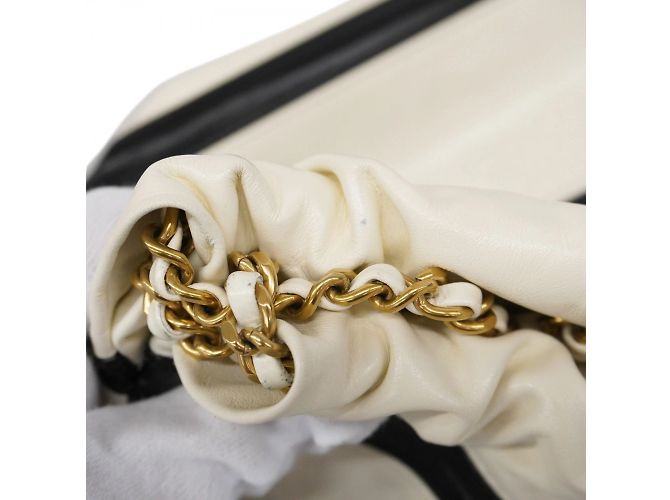 Chanel 22 Chanel Tote Bag 22 aus glänzendem Kalbsleder Schwarz Weiß - Ansicht 7