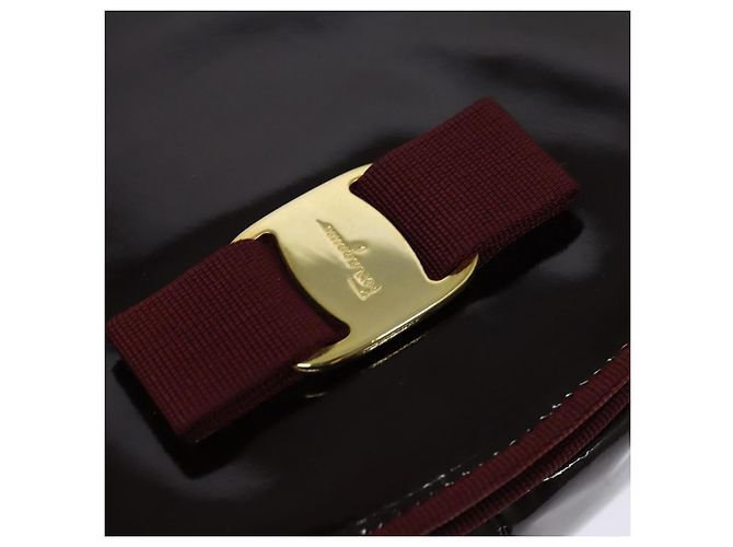 Borsa a Spalla Vala Salvatore Ferragamo in Pelle Verniciata Bordeaux Oro Auth 122920 - vista 17