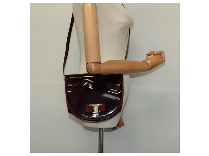 Borsa a Spalla Vala Salvatore Ferragamo in Pelle Verniciata Bordeaux Oro Auth 122920 - vista 21