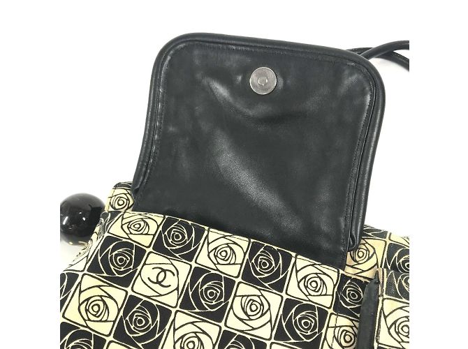 Borsa a spalla Chanel Camelia CC Mark Nero Bianco - vista 15