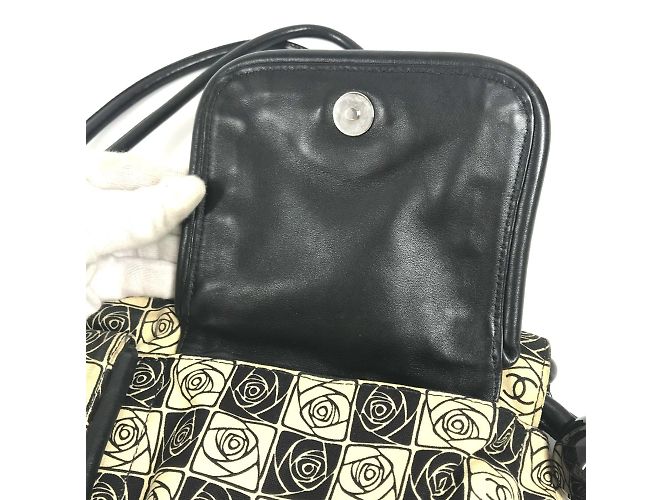 Borsa a spalla Chanel Camelia CC Mark Nero Bianco - vista 16