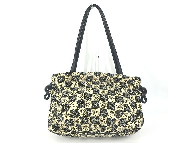 Borsa a spalla Chanel Camelia CC Mark Nero Bianco - vista 2