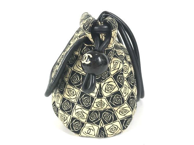 Borsa a spalla Chanel Camelia CC Mark Nero Bianco - vista 3