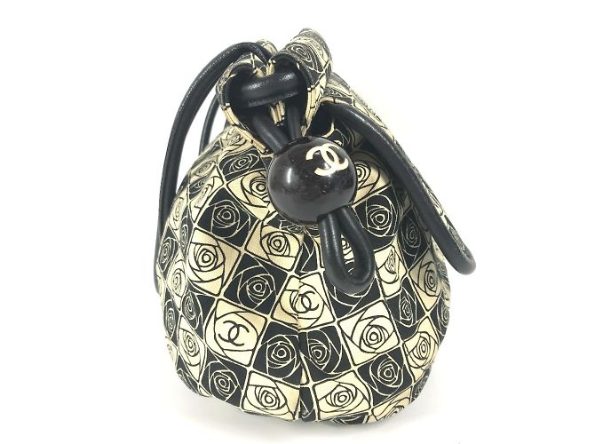 Borsa a spalla Chanel Camelia CC Mark Nero Bianco - vista 4