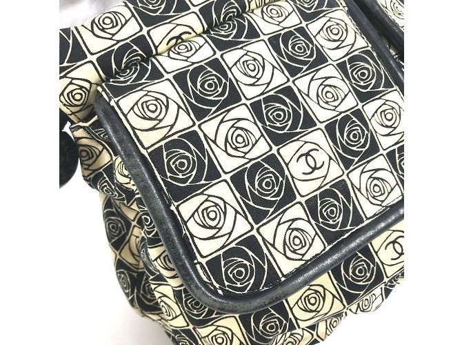 Borsa a spalla Chanel Camelia CC Mark Nero Bianco - vista 7