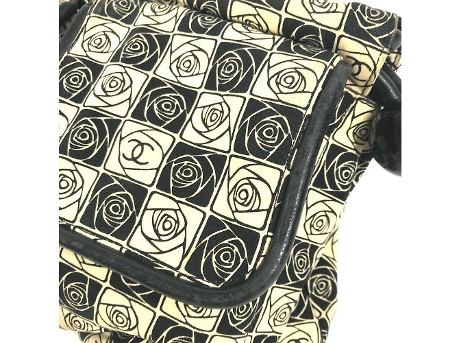 Borsa a spalla Chanel Camelia CC Mark Nero Bianco - vista 8