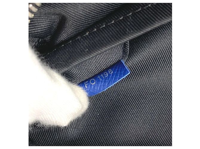 Borsa Messenger Outdoor PM Taiga Louis Vuitton Blu - vista 13