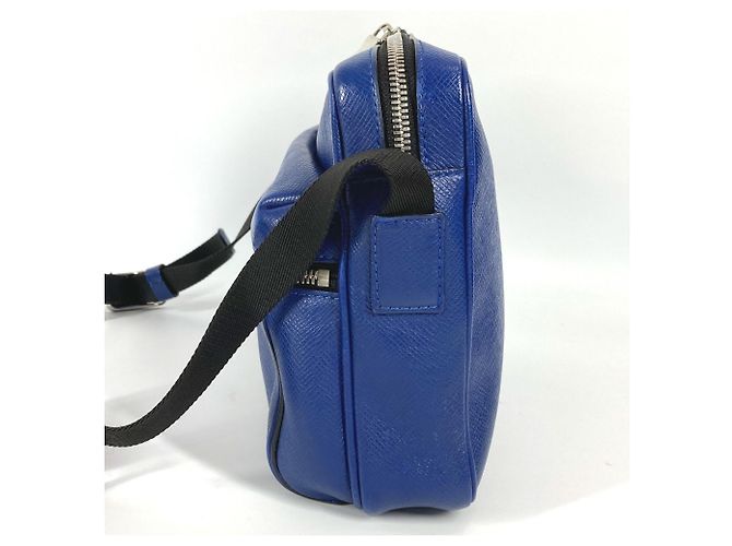 Borsa Messenger Outdoor PM Taiga Louis Vuitton Blu - vista 3