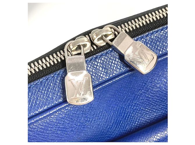 Borsa Messenger Outdoor PM Taiga Louis Vuitton Blu - vista 9