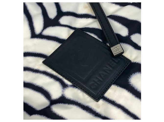 Borsa a tracolla Chanel Zebra Sport Nero Bianco - vista 11