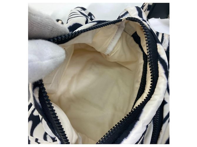 Borsa a tracolla Chanel Zebra Sport Nero Bianco - vista 12