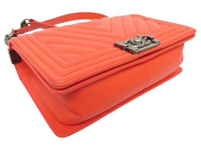 BORSA CHANEL BOY MEDIA IN PELLE CHEVRON CORALLO CON TRACOLLA Rosa - vista 5
