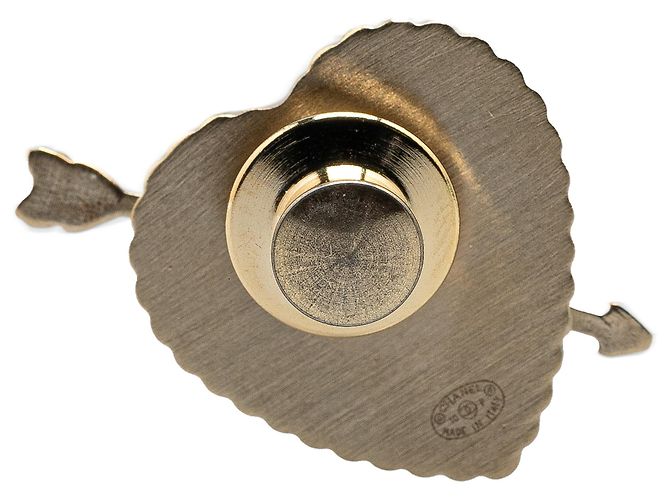 Broche de pérola falsa em esmalte dourado vermelho da Chanel com coração e flecha Coco - vista 2