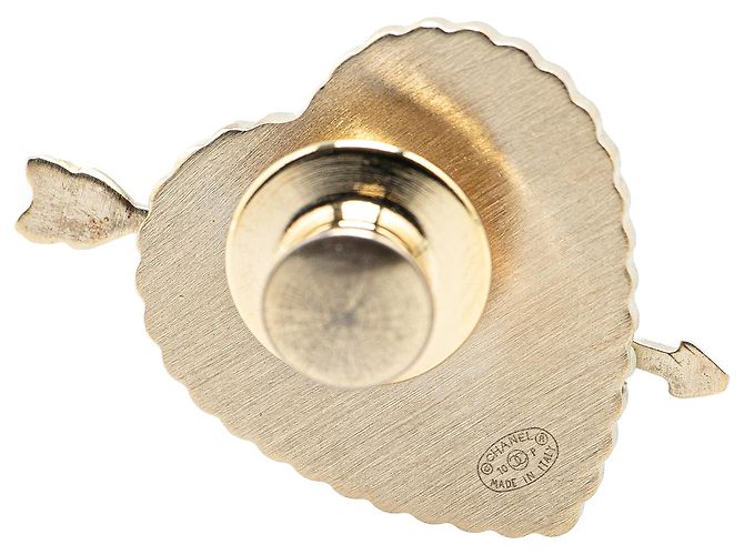 Broche de pérola falsa em esmalte dourado vermelho da Chanel com coração e flecha Coco - vista 3