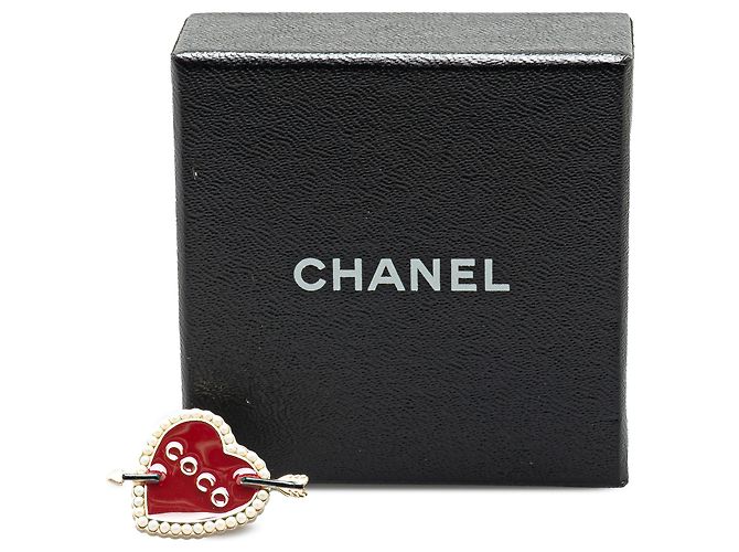 Broche de pérola falsa em esmalte dourado vermelho da Chanel com coração e flecha Coco - vista 4