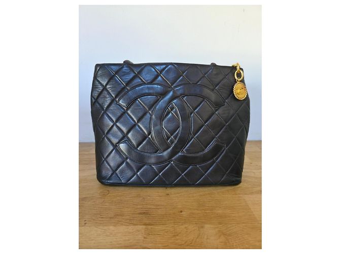 Medaillon Borsa Chanel Medallion in pelle caviar Marrone scuro - vista 2
