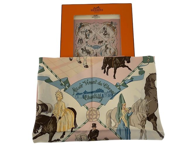 Hermès Carré 90 Museo Vivo del Cavallo Chantilly Sciarpa in Seta Multicolore Rosa - vista 3