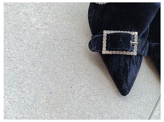 Décolleté Christopher Kane in velluto nero con cristalli Swarovski - vista 4