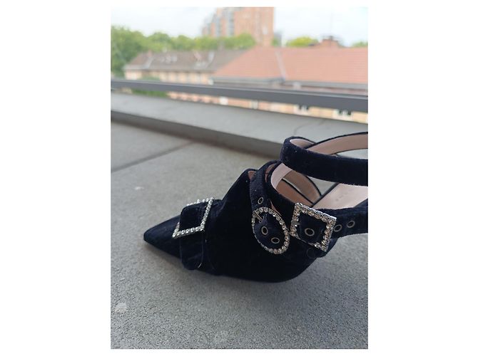 Décolleté Christopher Kane in velluto nero con cristalli Swarovski - vista 7