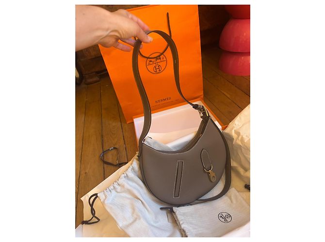 Borsa a mano Hermès Little Arch in pelle taupe - vista 2