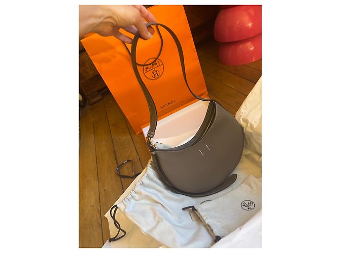 Borsa a mano Hermès Little Arch in pelle taupe - vista 3