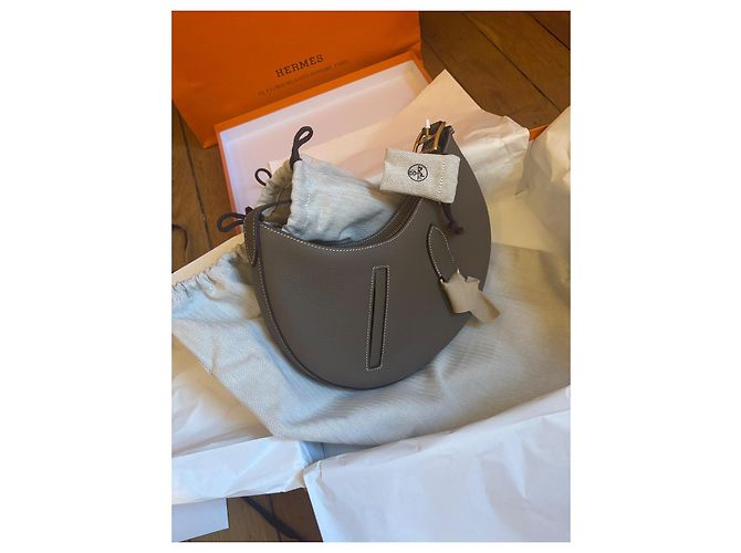 Borsa a mano Hermès Little Arch in pelle taupe - vista 4