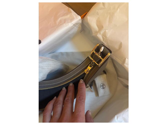 Borsa a mano Hermès Little Arch in pelle taupe - vista 5