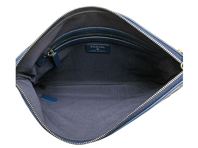 Chanel Blu Medio Pelle di Vitello Invecchiata Gabrielle O Clutch - vista 4