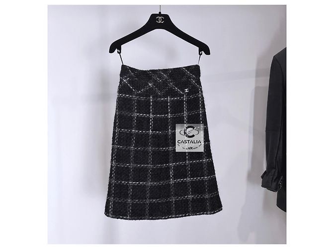 Falda de tweed a cuadros negros atemporal de Chanel - vista 2