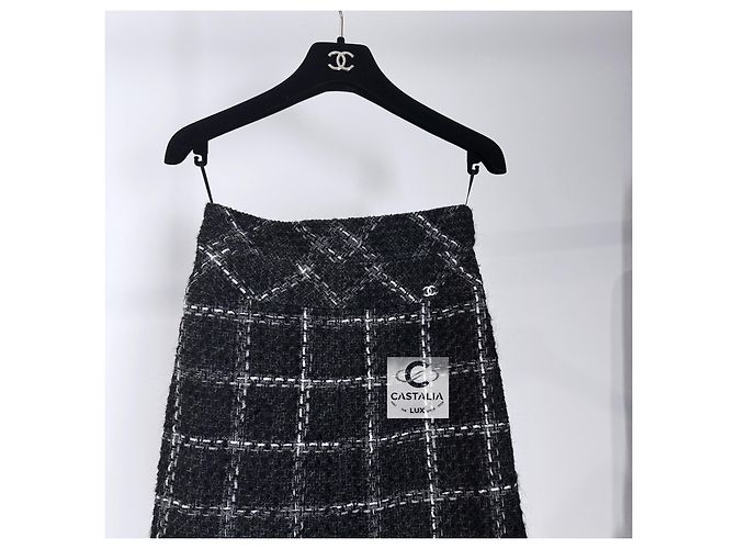 Falda de tweed a cuadros negros atemporal de Chanel - vista 3
