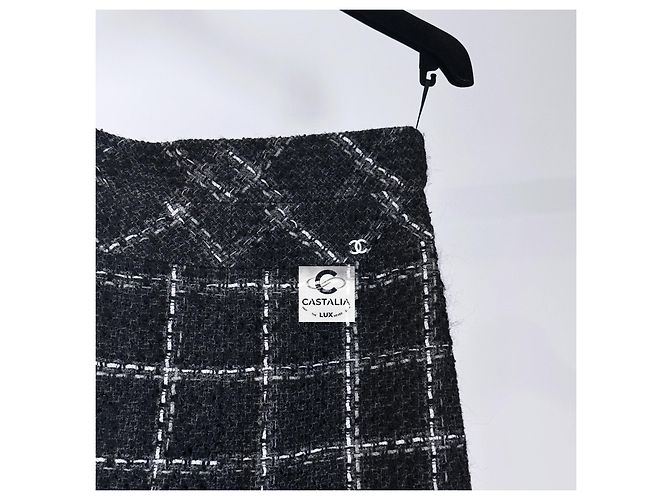 Falda de tweed a cuadros negros atemporal de Chanel - vista 4