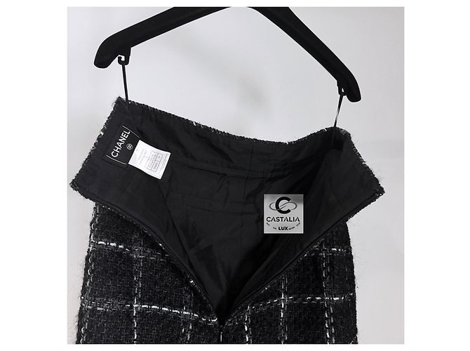 Falda de tweed a cuadros negros atemporal de Chanel - vista 5