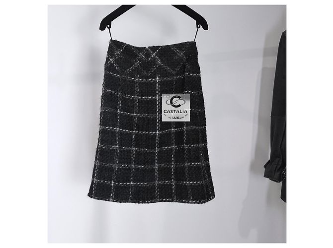 Falda de tweed a cuadros negros atemporal de Chanel - vista 6