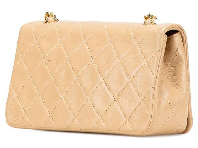Bolsa de ombro Chanel em couro de cordeiro matelassé com aba completa - vista 2