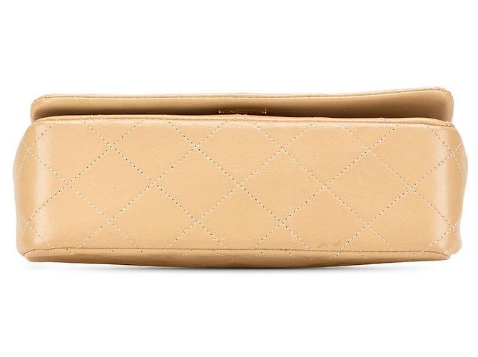 Bolsa de ombro Chanel em couro de cordeiro matelassé com aba completa - vista 3