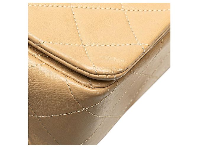 Bolsa de ombro Chanel em couro de cordeiro matelassé com aba completa - vista 4