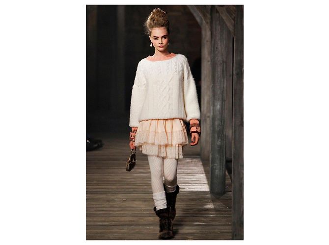 Chanel Cashmere-Pullover mit Teddyärmeln im Cara Delevingne-Stil für 5K$ Creme - Ansicht 3