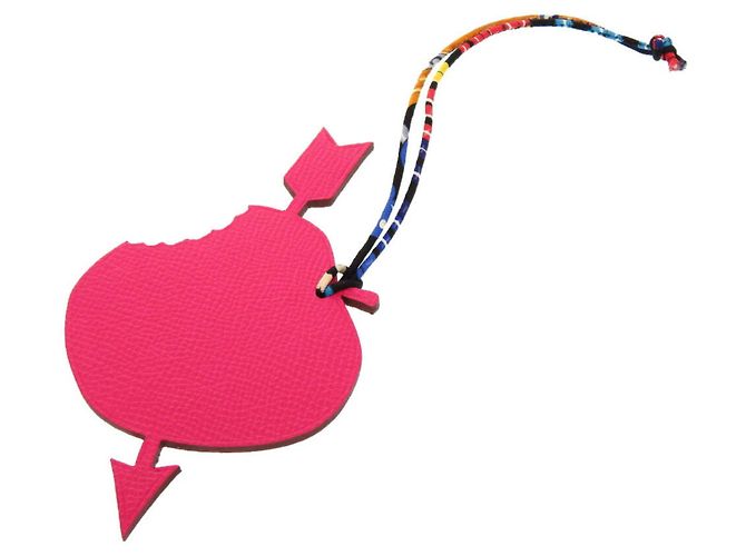 Charm per borsa Hermès Petite H cuore trafitto Togo Epsom rosa - vista 2