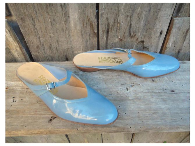 Mules Salvatore Ferragamo Audrey in vernice blu - vista 6