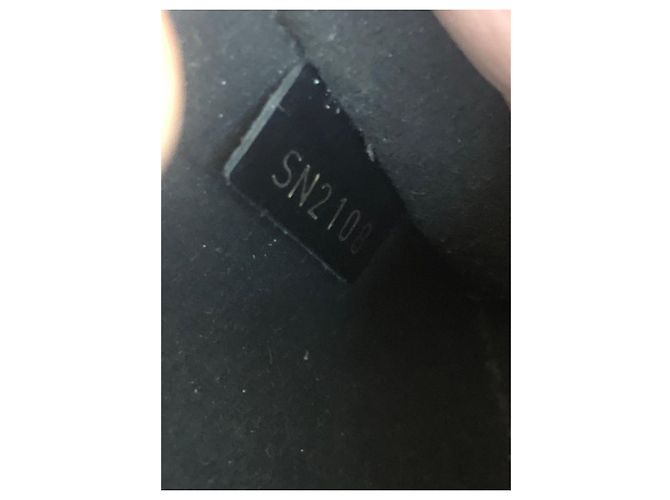 Louis Vuitton Alma Mini in pelle epi nera Nero - vista 7