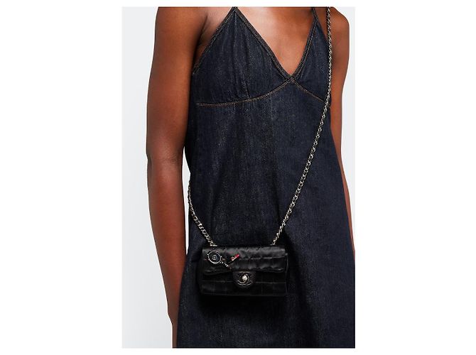 Borsa mini in satin nero Chanel con rossetto - vista 2