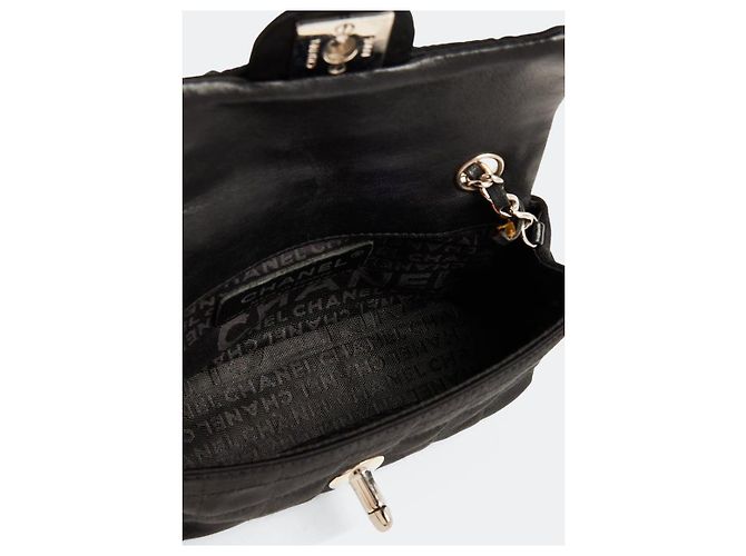 Borsa mini in satin nero Chanel con rossetto - vista 4