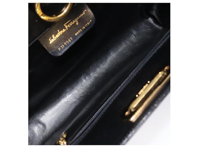 Borsa a spalla in pelle nera e oro Gancini Chain di Salvatore Ferragamo Auth 124746 Nero D'oro - vista 16