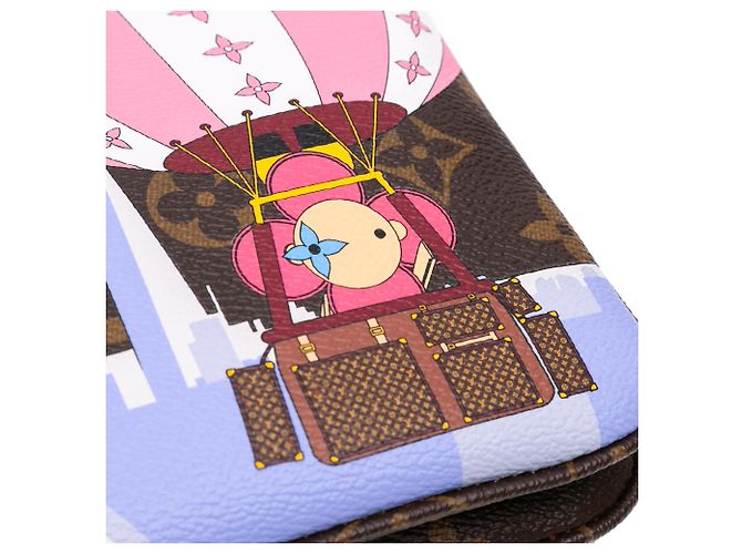 Pochette Illustre Vivienne Shanghai in Monogram Marrone con Doppia Zip Louis Vuitton - vista 7